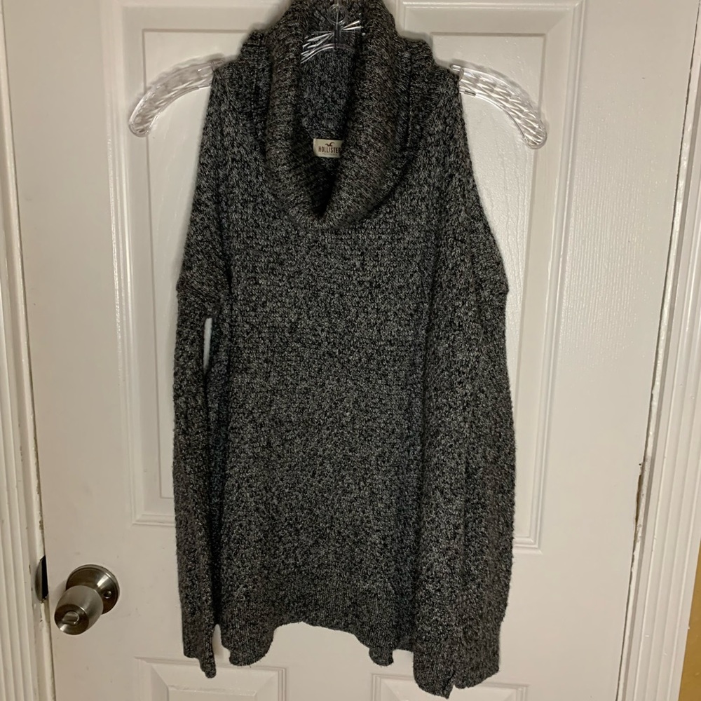 Hollister Gray cold shoulder turtleneck sweater  size M